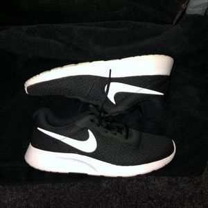 Women’s Black/White Nike Roshes